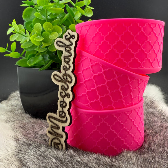 TB-20 Hot Pink Embossed Quatrefoil Silicone Tumbler Boot